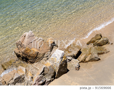 砂浜の岩と波打ち際。 砂浜の岩と波打ち際。 91569666