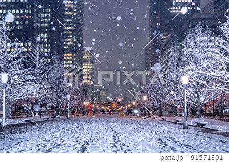 《東京都》雪景色の東京駅・大雪警報の都心 《東京都》雪景色の東京駅・大雪警報の都心 91571301