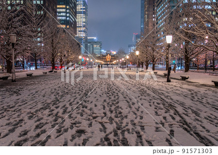《東京都》雪景色の東京駅・大雪警報の都心 《東京都》雪景色の東京駅・大雪警報の都心 91571303