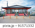 神社風の駅に向かう女子高生 91571332
