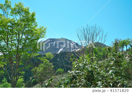 氷ノ山越えから見た初夏の青空と氷ノ山山頂2 兵庫県養父市 氷ノ山越えから見た初夏の青空と氷ノ山山頂2 兵庫県養父市 91571820