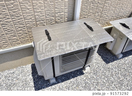 【節電対策】エアコンの室外機に保護カバーをつけて冷房効率UP!! 91573292