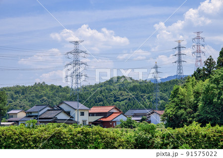 送電用鉄塔と民家 91575022