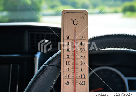 猛暑日の車内は50℃以上 91575027