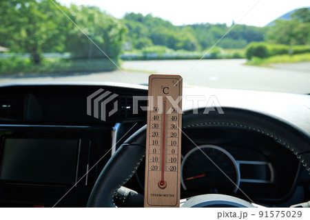 猛暑日イメージ　車内は50℃以上 91575029