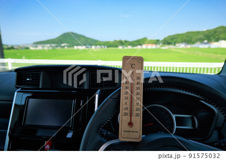 猛暑日イメージ　車内は50℃以上 91575032