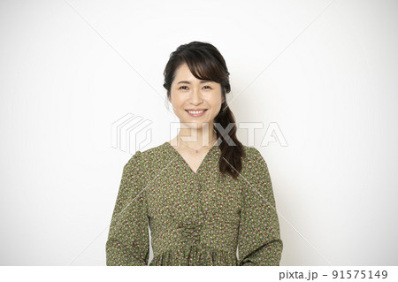 アラフィフの女性　ポートレート 91575149