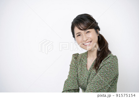 アラフィフの女性　ポートレート 91575154