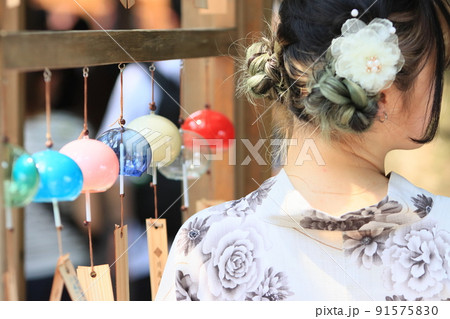 浴衣の観光客　レンタルの着物　和服 91575830