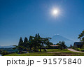 （静岡県）真夏の田貫湖畔キャンプ場から眺める富士山 91575840
