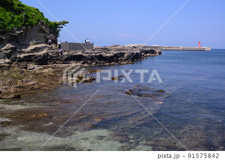 波の浸食を受けて荒々しい城ヶ島・灘ヶ崎の磯 波の浸食を受けて荒々しい城ヶ島・灘ヶ崎の磯 91575842