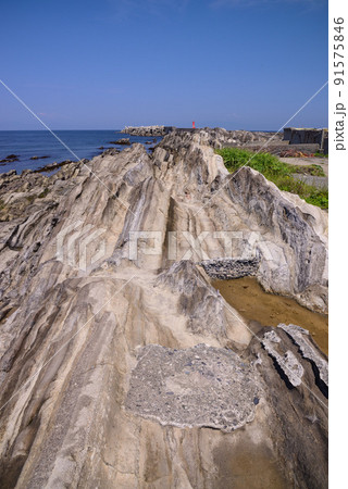 波の浸食を受けて荒々しい城ヶ島・灘ヶ崎の磯 91575846