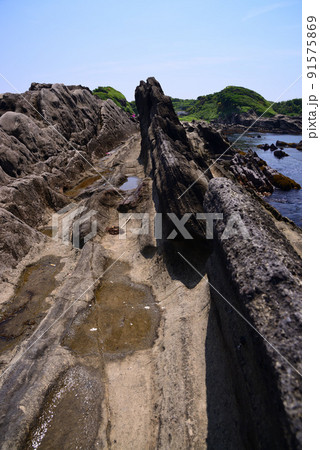 波の浸食を受けて荒々しい城ヶ島・灘ヶ崎の磯 91575869