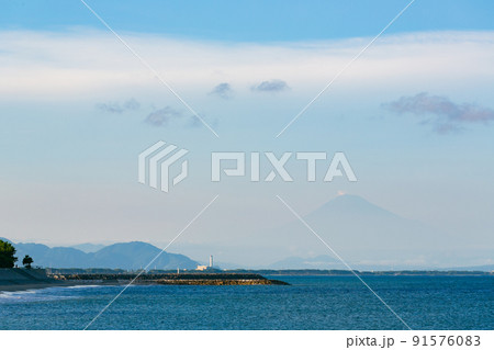 相良湾から見る富士山　夏　静岡県牧之原市 91576083