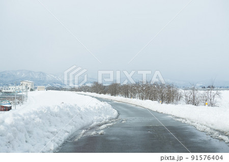 山形の冬景色　東根市のごみ焼却炉までの道中 91576404