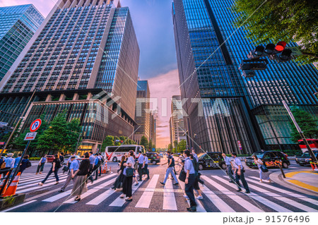 日本の東京都市景観 猛暑日が7日連続の東京都心…仕事帰りなどのビジネスマンら…＝7月1日 91576496