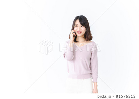 笑顔で電話をかける若い女性 笑顔で電話をかける若い女性 91576515