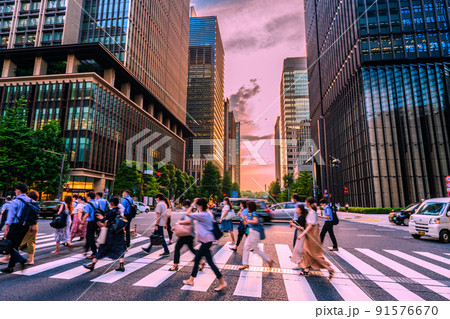 日本の東京都市景観 猛暑日が7日連続…大手町駅前、コロナ禍の帰宅風景・仕事帰りなど…＝7月1日 91576670