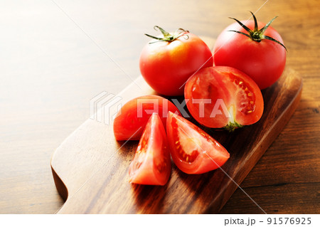 カッティングボードの上のトマト 91576925
