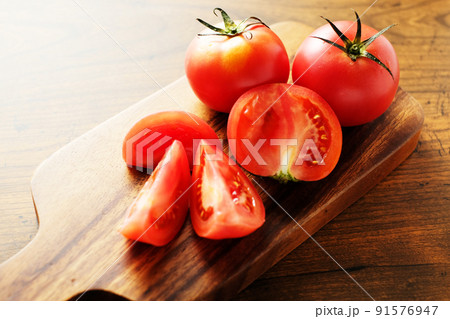 カッティングボードの上のトマト 91576947