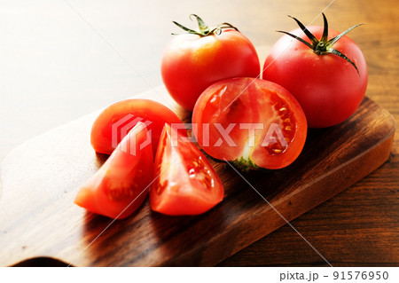 カッティングボードの上のトマト カッティングボードの上のトマト 91576950