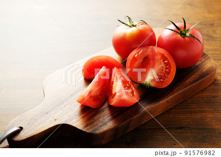 カッティングボードの上のトマト 91576982