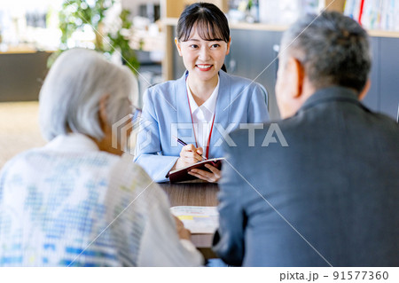 FPに相談に来る老夫婦 FPに相談に来る老夫婦 91577360