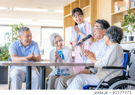 レクリエーションを楽しむシニア 91577373