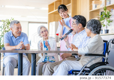 レクリエーションを楽しむシニア 91577374