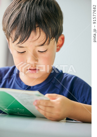 国語の教科書を音読する小学生の男の子 国語の教科書を音読する小学生の男の子 91577682