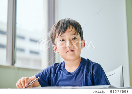ノートに書き取りをする小学生の男の子 ノートに書き取りをする小学生の男の子 91577693