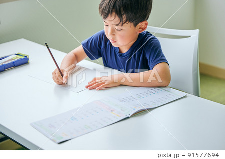 ノートに書き取りをする小学生の男の子 ノートに書き取りをする小学生の男の子 91577694