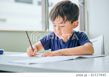 ノートに書き取りをする小学生の男の子 91577695