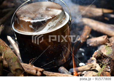 焚火で料理 91577800