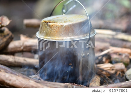 焚火で料理 91577801