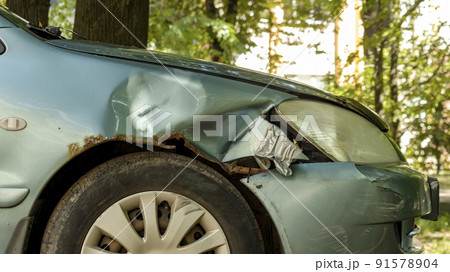 the broken wing of the car after the accident 91578904