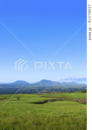 久住高原と阿蘇山の噴煙 91579037