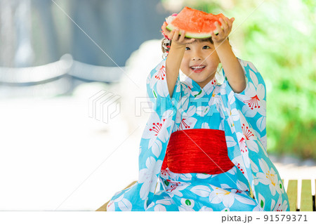 スイカを食べる浴衣姿の女の子 スイカを食べる浴衣姿の女の子 91579371