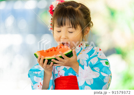 スイカを食べる浴衣姿の女の子 スイカを食べる浴衣姿の女の子 91579372