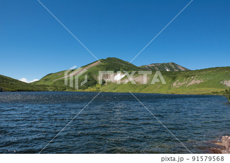 長野県富山県にある日本百名山の白馬岳への白馬大池付近の雪渓と三国境小蓮華山船越ノ頭方向の青空 長野県富山県にある日本百名山の白馬岳への白馬大池付近の雪渓と三国境小蓮華山船越ノ頭方向の青空 91579568