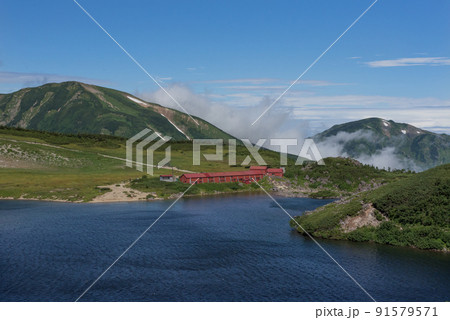 長野県富山県にある日本百名山の白馬岳への白馬大池付近の雪渓と青空 91579571