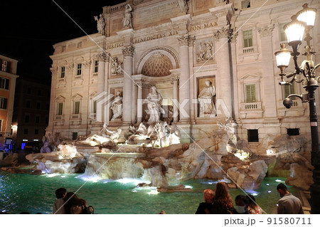 夜のトレヴィの泉 (イタリア、ローマ) 夜のトレヴィの泉 (イタリア、ローマ) 91580711