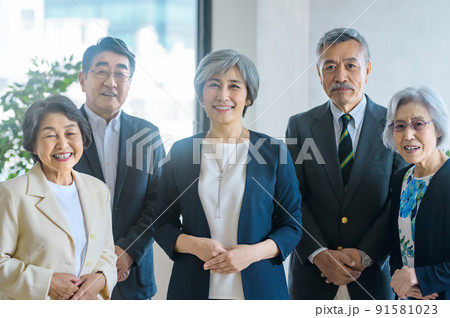 オフィスでミーティングするスーツ姿のシニアビジネスチーム オフィスでミーティングするスーツ姿のシニアビジネスチーム 91581023