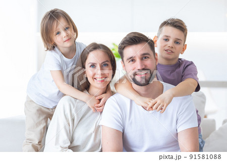 Happy family with children on sofa 91581088