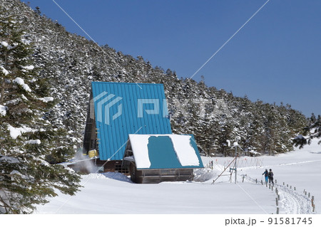雪山の風景を楽しむ登山者達(縞枯山荘 八ヶ岳 北横岳 坪庭自然園 長野県 茅野市) 雪山の風景を楽しむ登山者達(縞枯山荘 八ヶ岳 北横岳 坪庭自然園 長野県 茅野市) 91581745