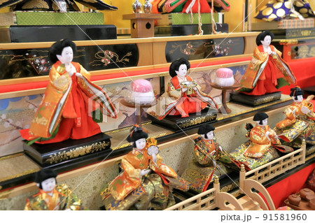 昔ながらの伝統のお雛様（三人官女　愛知県 豊田市） 91581960