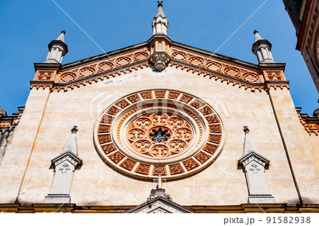 Rose window with floral patterns on the wall of an ancient church Rose window with floral patterns on the wall of an ancient church 91582938