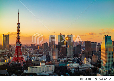 大都会東京のシンボル　東京タワー　夕景 91583212