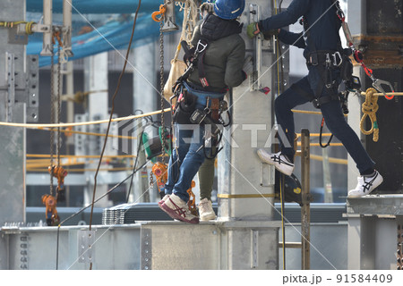 鉄骨組み立て工事現場　とび職の作業風景 91584409