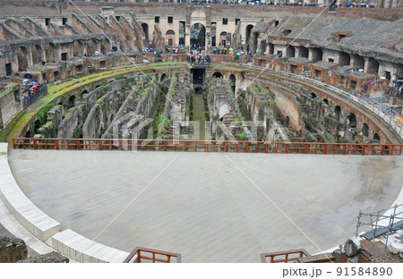 イタリア　ローマ　世界遺産　円形競技場・コロッセオ 91584890